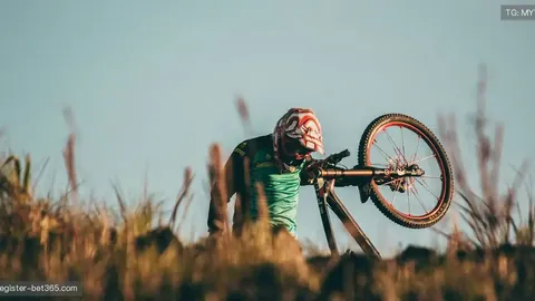 曼联读秒逆风翻盘，2-2惊险逼平热刺！里沙利松补时神级头槌，德里赫特绝杀一触即发！